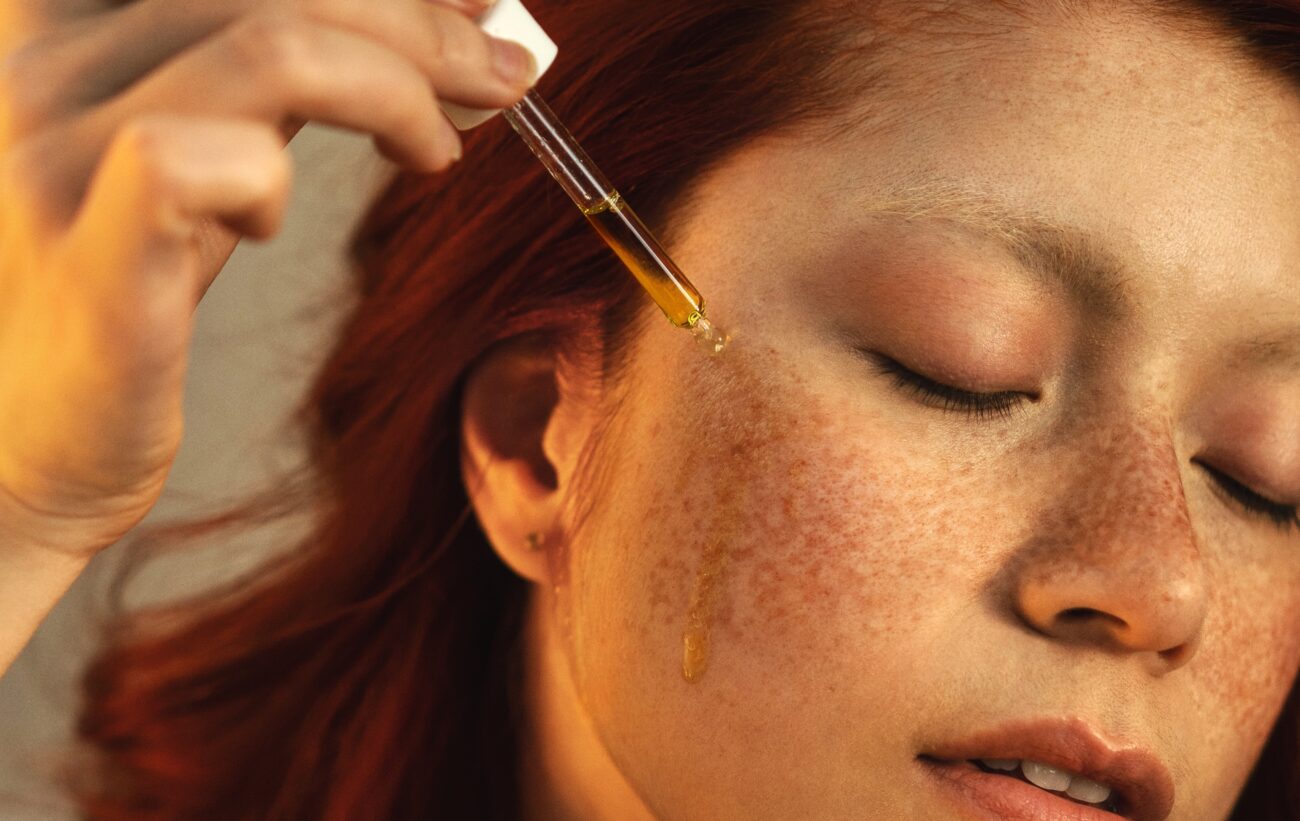 Image d'une femme qui utilise de l'huile de de cbd contre le stress