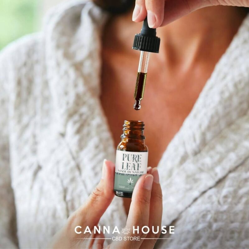 Image d'une huile de cbd dans les mains d'une femme