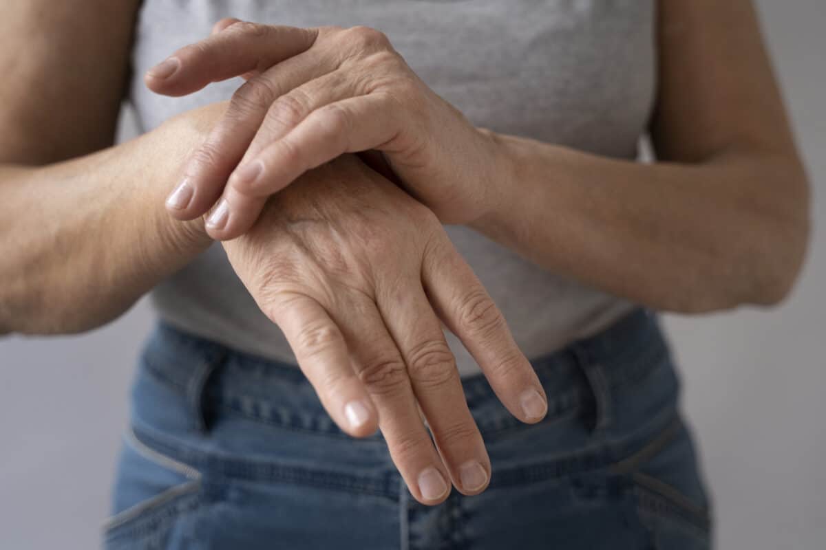 Image d'une femme avec des douleurs articulaires aux mains